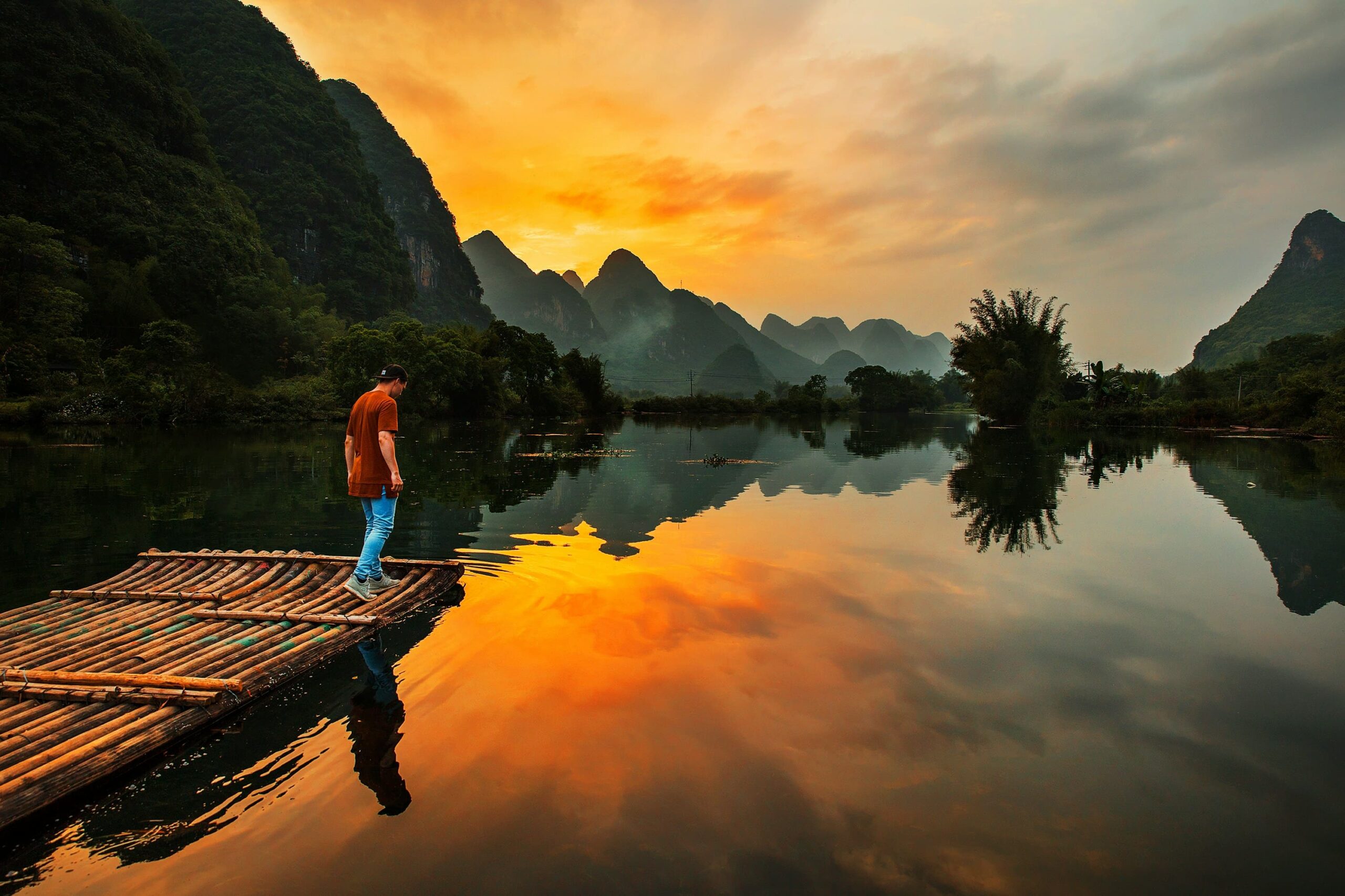 hermoso atardecer en yangshuo
